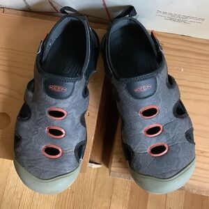 VGUC KEEN Stingray water shoes, big kids size 5